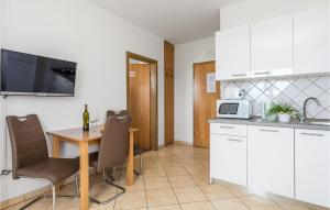 Kuchnia lub aneks kuchenny w obiekcie Nice Apartment In Volosko With Kitchen