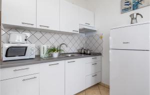 Kuchnia lub aneks kuchenny w obiekcie Nice Apartment In Volosko With Kitchen