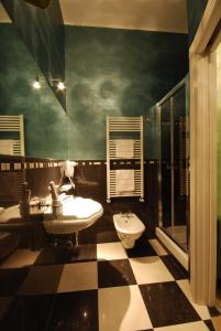bagno con 2 lavandini, servizi igienici e specchio di Malö Suites a SantʼEgidio alla Vibrata