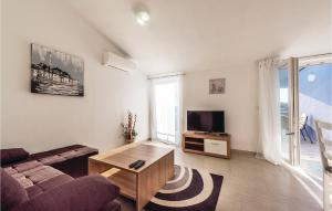 Beautiful Apartment In Veli Rat With Outdoor Swimming Pool 휴식 공간