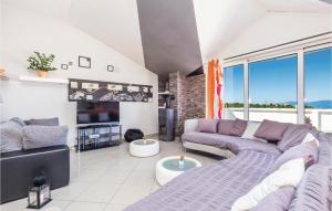 uma sala de estar com dois sofás e uma televisão em Stunning Home In Cavle With Outdoor Swimming Pool em Čavle