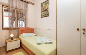 Postel nebo postele na pokoji v ubytování Nice Apartment In Sveti Juraj With Wifi