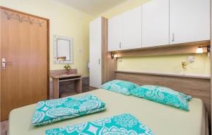Postel nebo postele na pokoji v ubytování Nice Apartment In Sveti Juraj With Wifi