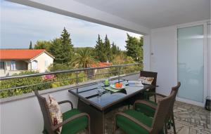 Un balcon sau o terasă la 1 Bedroom Awesome Apartment In Stari Grad