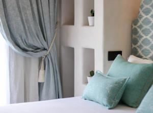 A bed or beds in a room at Home Avenue Luxury Townhouse
