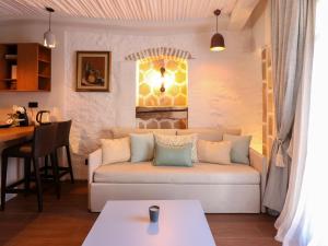 A seating area at Home Avenue Luxury Townhouse