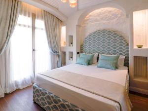 A bed or beds in a room at Home Avenue Luxury Townhouse