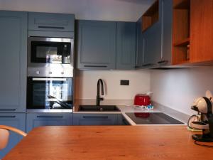 A kitchen or kitchenette at Home Avenue Luxury Townhouse