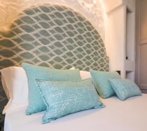 A bed or beds in a room at Home Avenue Luxury Townhouse