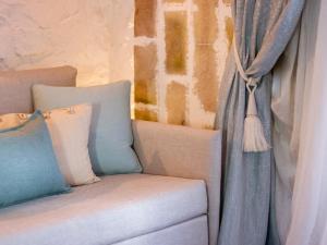 A seating area at Home Avenue Luxury Townhouse