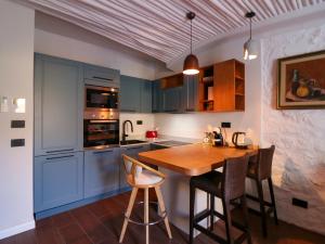 A kitchen or kitchenette at Home Avenue Luxury Townhouse