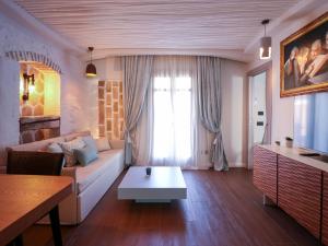A bed or beds in a room at Home Avenue Luxury Townhouse
