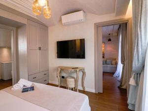A television and/or entertainment centre at Home Avenue Luxury Townhouse