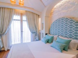 A bed or beds in a room at Home Avenue Luxury Townhouse