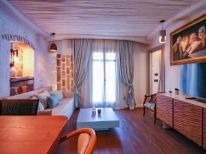 A television and/or entertainment centre at Home Avenue Luxury Townhouse