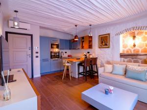 A kitchen or kitchenette at Home Avenue Luxury Townhouse