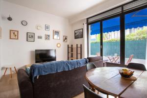 ein Wohnzimmer mit einem Sofa und einem Tisch in der Unterkunft Apartment 5 minutes from the tram and 10 minutes from the sea in Nizza