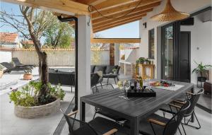 patio z czarnym stołem i krzesłami w obiekcie 3 Bedroom Nice Home In Medulin w Medulinie