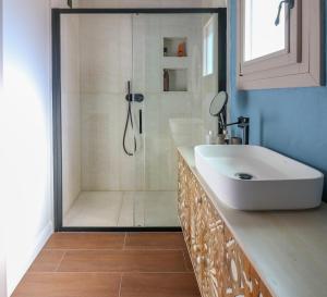 A bathroom at Home Avenue Luxury Townhouse