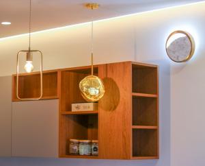 A kitchen or kitchenette at Home Avenue Luxury Townhouse