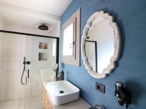 A bathroom at Home Avenue Luxury Townhouse