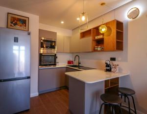 A kitchen or kitchenette at Home Avenue Luxury Townhouse