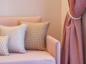 A seating area at Home Avenue Luxury Townhouse