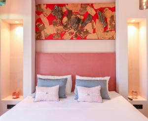 A bed or beds in a room at Home Avenue Luxury Townhouse