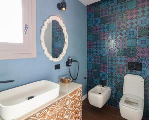 A bathroom at Home Avenue Luxury Townhouse
