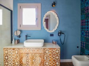 A bathroom at Home Avenue Luxury Townhouse