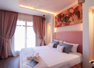 A bed or beds in a room at Home Avenue Luxury Townhouse