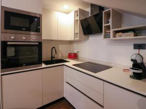 A kitchen or kitchenette at Home Avenue Luxury Townhouse