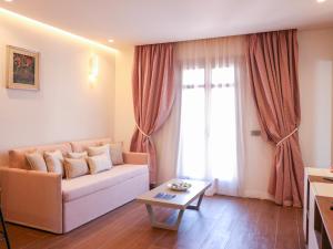 A seating area at Home Avenue Luxury Townhouse