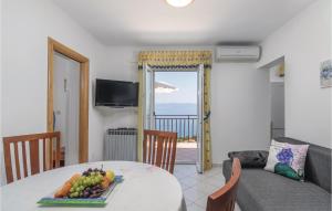 Beautiful Apartment In Labin With House Sea View tesisinde bir oturma alanı