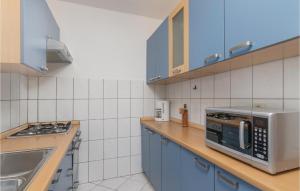 Kuchyň nebo kuchyňský kout v ubytování Stunning Apartment In Labin With Wifi