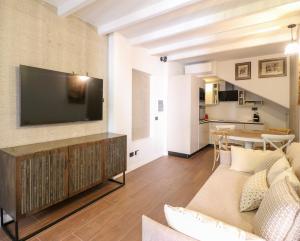 A television and/or entertainment centre at Home Avenue Luxury Townhouse