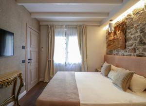 A bed or beds in a room at Home Avenue Luxury Townhouse