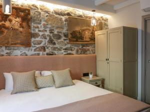 A bed or beds in a room at Home Avenue Luxury Townhouse