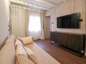 A television and/or entertainment centre at Home Avenue Luxury Townhouse