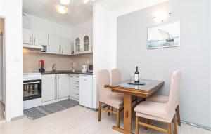 Kuchyň nebo kuchyňský kout v ubytování 1 Bedroom Cozy Apartment In Trogir