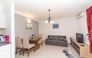 Posezení v ubytování 1 Bedroom Cozy Apartment In Trogir