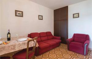 Prostor za sedenje u objektu Amazing Apartment In Pula With House Sea View