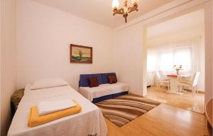 Postel nebo postele na pokoji v ubytování Cozy Apartment In Vlasici With Wifi