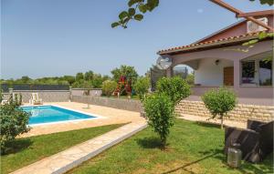 a backyard with a swimming pool and a house at 2 Bedroom Gorgeous Home In Valtura in Valtura