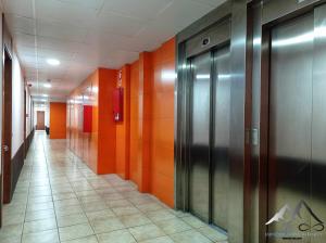 korytarz windy w budynku z pomarańczowymi ścianami w obiekcie Estudio Infinity con parking w mieście Sierra Nevada