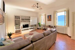 Televisyen dan/atau pusat hiburan di Villino De Wels Aparment in Tremezzo