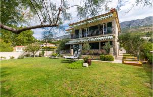 une maison avec une cour devant elle dans l'établissement Pet Friendly Home In Dugi Rat With House Sea View, à Dugi Rat