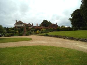 a house with a gravel driveway in front of a yard at Tabsfield in Eynsford