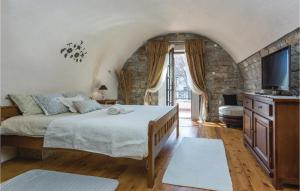Postel nebo postele na pokoji v ubytování Two-Bedroom Holiday Home In Benkovac