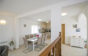 Gallery image of Nice Home In Drenje With 4 Bedrooms, Wifi And Outdoor Swimming Pool in Drenje